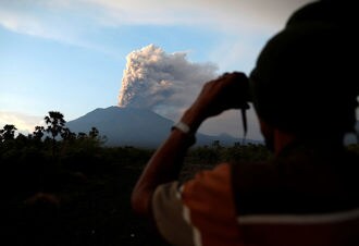 バリ国際空港､火山灰影響で閉鎖時間を延長