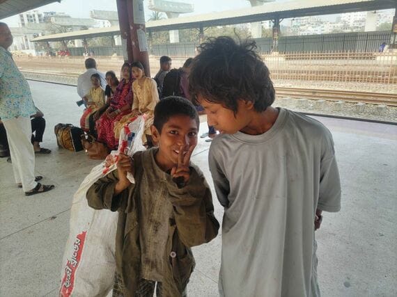 大きな袋を持つ少年