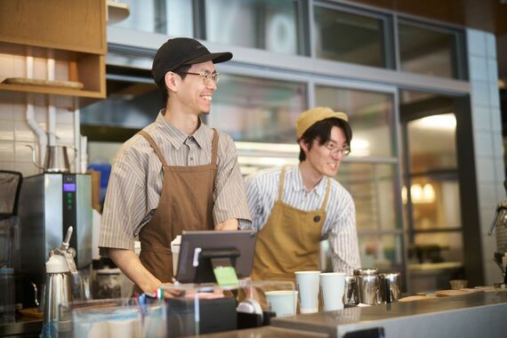 接客中のスタッフ