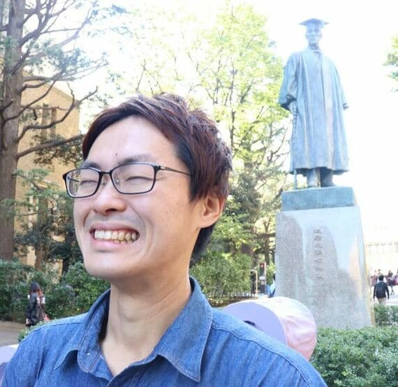 大学2年、大隈重信像の前での9浪濱井さん