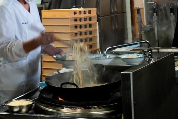 麺が茹でられている様子