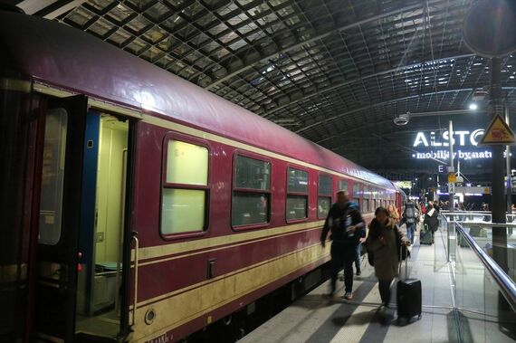欧州 夜行列車 深夜のホーム