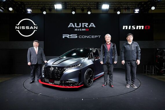 写真左から日産モータースポーツ＆カスタマイズ株式会社の真田 裕社長、森田充儀氏、片倉丈嗣氏