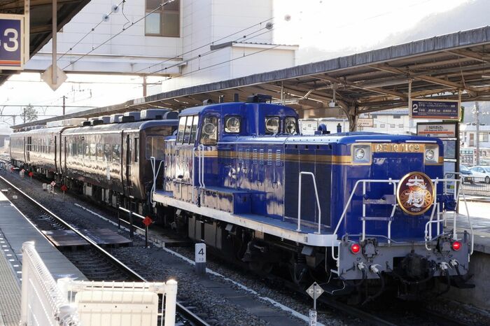 鬼怒川温泉駅でディーゼル機関車を後部に連結