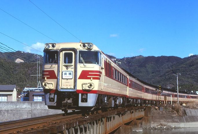 キハ181系のディーゼル特急「南風」
