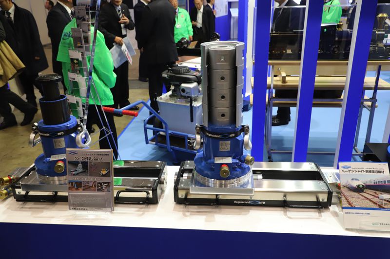 ヘーゲンシャイト製の横送りユニット。横繰りジャッキ、ローラーキャリッジ､ブリッジを1つにまとめた(筆者撮影)