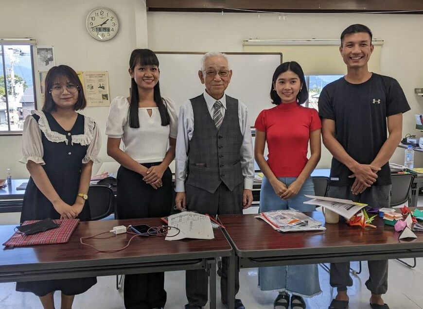 画像を拡大吉田新内・理事長（中）と介護技能実習生（写真・新清会提供）