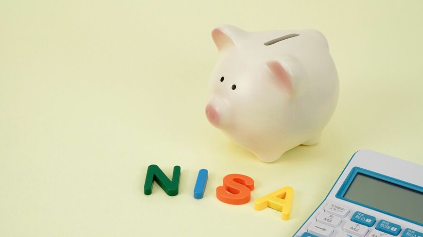 2024年から大きく生まれ変わるNISA。NISAの基本的な仕組みと、新NISAの制度を紹介します（写真：スムース／PIXTA）