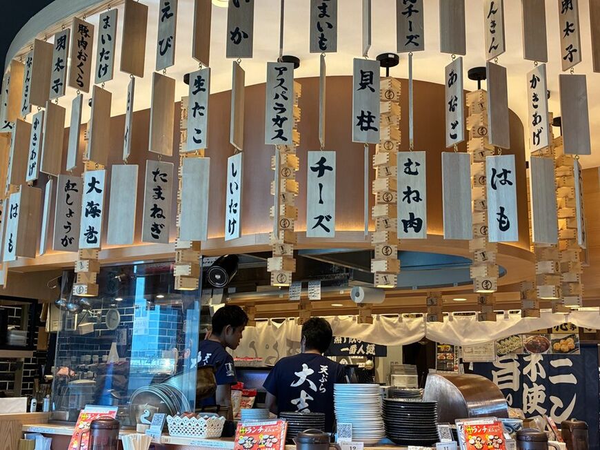 のれんをくぐった途端に目に飛び込んでくる、木札と枡のシャンデリア 