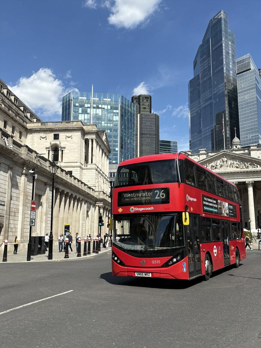ロンドン名物2階建てバスの新型EV車両。このバスも開く窓は少ない（筆者撮影）