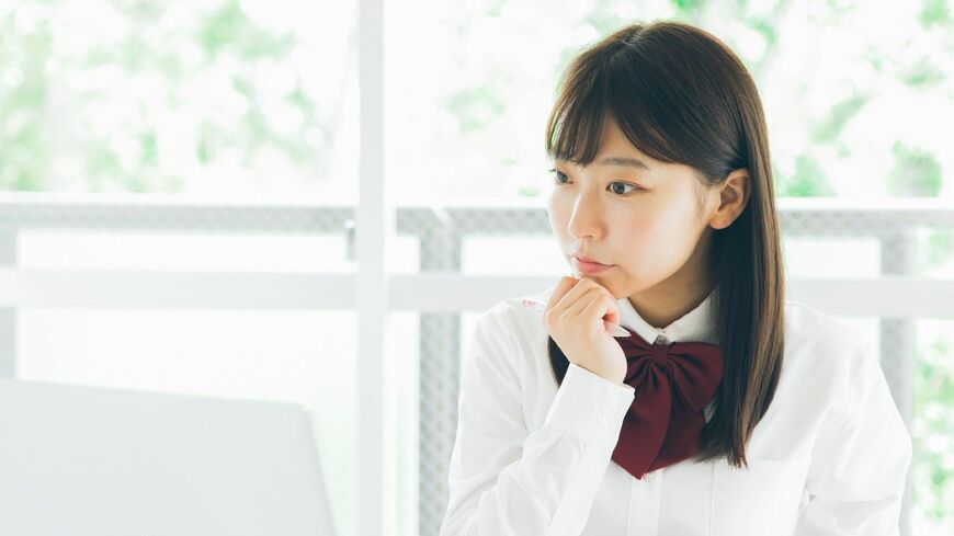勉強している女子高生