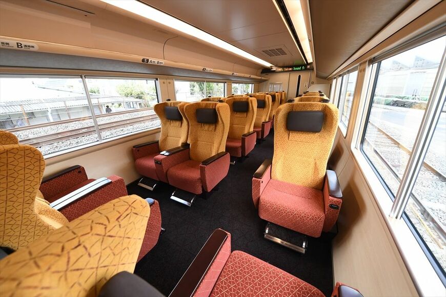 グリーン車は赤とオレンジが基調のデザインだ（撮影：ヒラオカスタジオ）