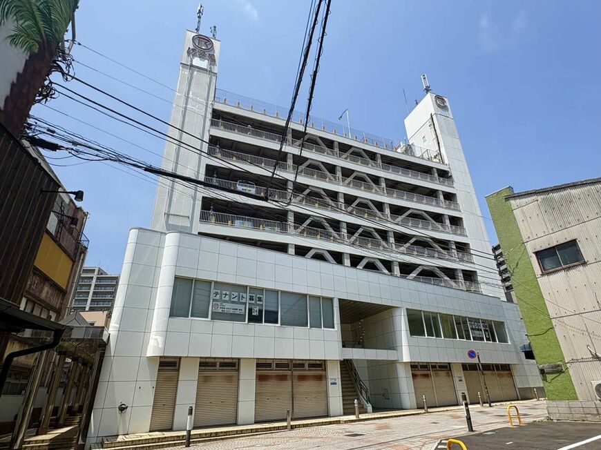 鹿島町にある伊勢甚の旧店舗。現在は駐車場として使われている（写真：筆者撮影）