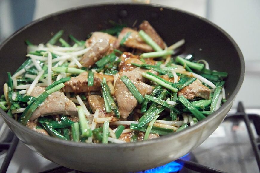 煮立った合わせ調味料をざっくりとなじませて……（写真：吉澤健太）