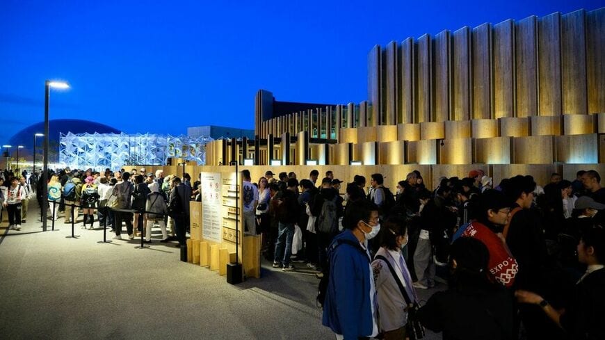 19時過ぎの日本館。多くの人が「予約なし」の入場を待っていた（記者撮影）