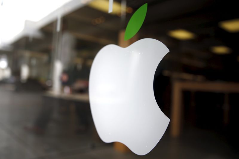 　４月２６日、米アップルが発表した第２・四半期決算は、「ｉＰｈｏｎｅ」の販売台数減などで１３年ぶりの減収となり、音楽配信などのサービス事業に関心を向け始めている。ロサンゼルスのアップルストア、２２日撮影（２０１６年　ロイター／Lucy Nicholson）