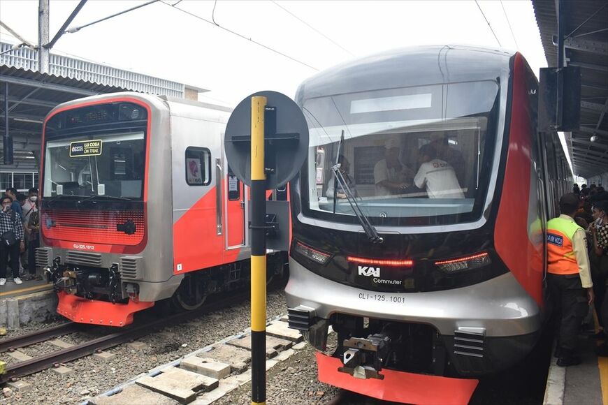 電車100周年イベントで中国製の「CLI-125型」（右）と並んで展示された国産新型電車「CLI-225型」（筆者撮影）