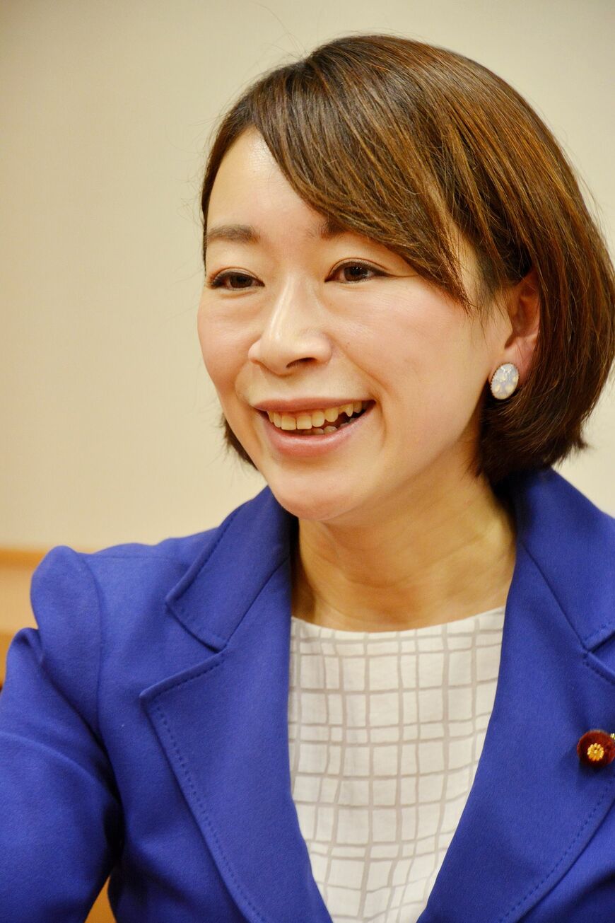 山尾志桜里（やまおしおり）／民進党政調会長。1974年仙台市生まれ。1999年東京大学法学部卒、司法試験受験に6回失敗後、2002年に合格。2004年検察官任官、東京、千葉、名古屋地検に着任、2007年退官。2009年衆議院選挙（愛知7区）初当選。2012年落選、2014年2回目の当選（同）。民主党時代は法務・安全保障・外務委員会などを経験、2015年法務委員会筆頭理事、2016年厚生労働委員会筆頭理事などを歴任。2015年以降は役員室次長として党の主要政策立案などに参画。2016年3月待機児童問題緊急対策本部事務局長。同年3月から現職（撮影：吉野純治）