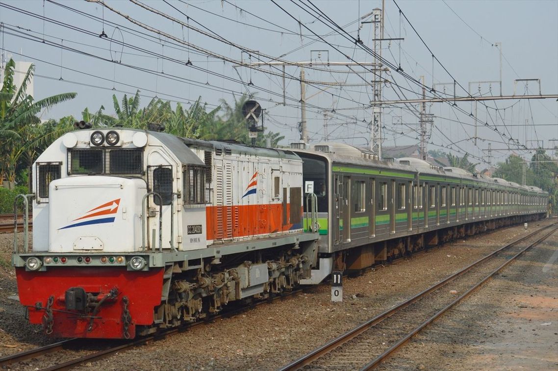 ディーゼル機関車の牽引で回送される横浜線の205系