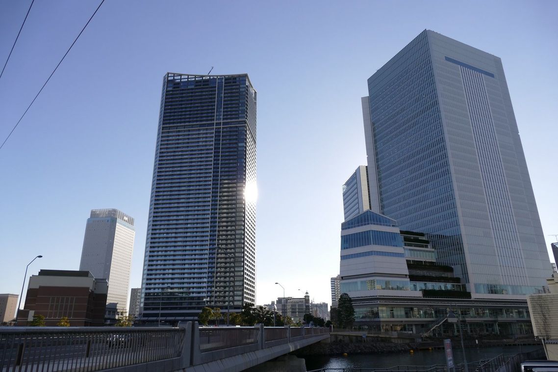 桜木町駅近くには超高層ビルが建つ。