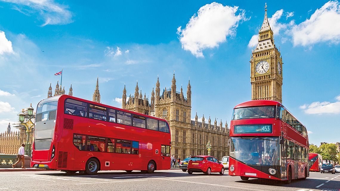 ロンドン市内を行き交う2階建てバス