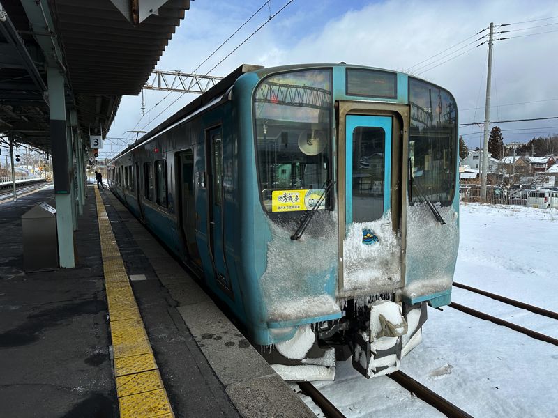 「酒のあで雪見列車」は青い森703系の2両編成（筆者撮影）