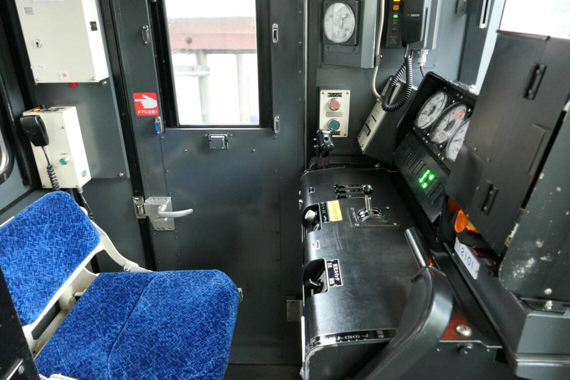 12000系の運転席（記者撮影）