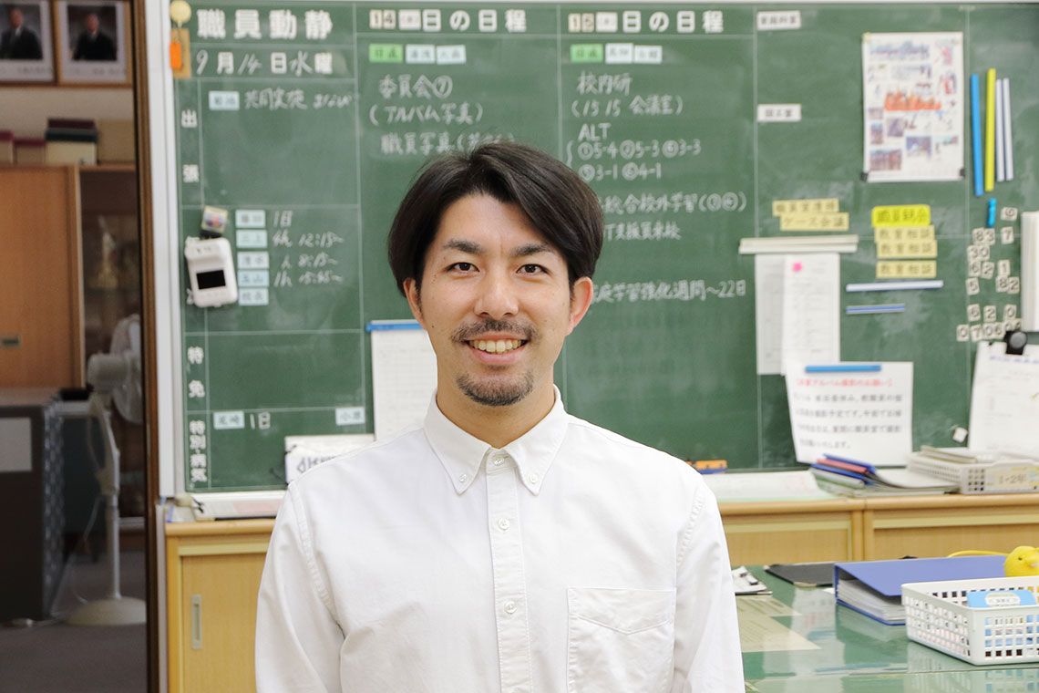 古舘良純（ふるだて・よしずみ）岩手県花巻市の公立小学校教諭。1983年岩手県生まれ。菊池道場岩手支部長、バラスーシ研究会所属。初任者研修などで道徳の授業を公開するなど、若手への助力も惜しみない。執筆やSNSでの発信も積極的に行い、著書に『小学6年担任のマインドセット』『子どもと教師を伸ばす学級通信』『ちょこっとシリーズ』のほか、最新刊に『ミドルリーダーのマインドセット』『学級を育てるばっちりトーク』がある（すべて明治図書出版）（写真：古舘氏提供）