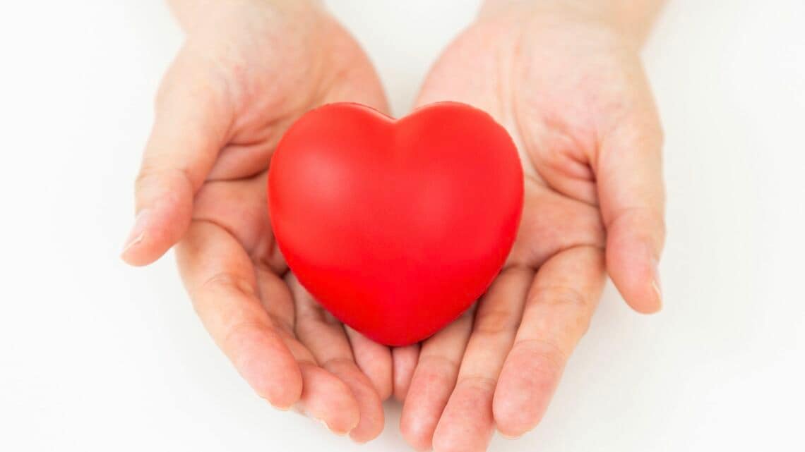 ハートを差し出す手