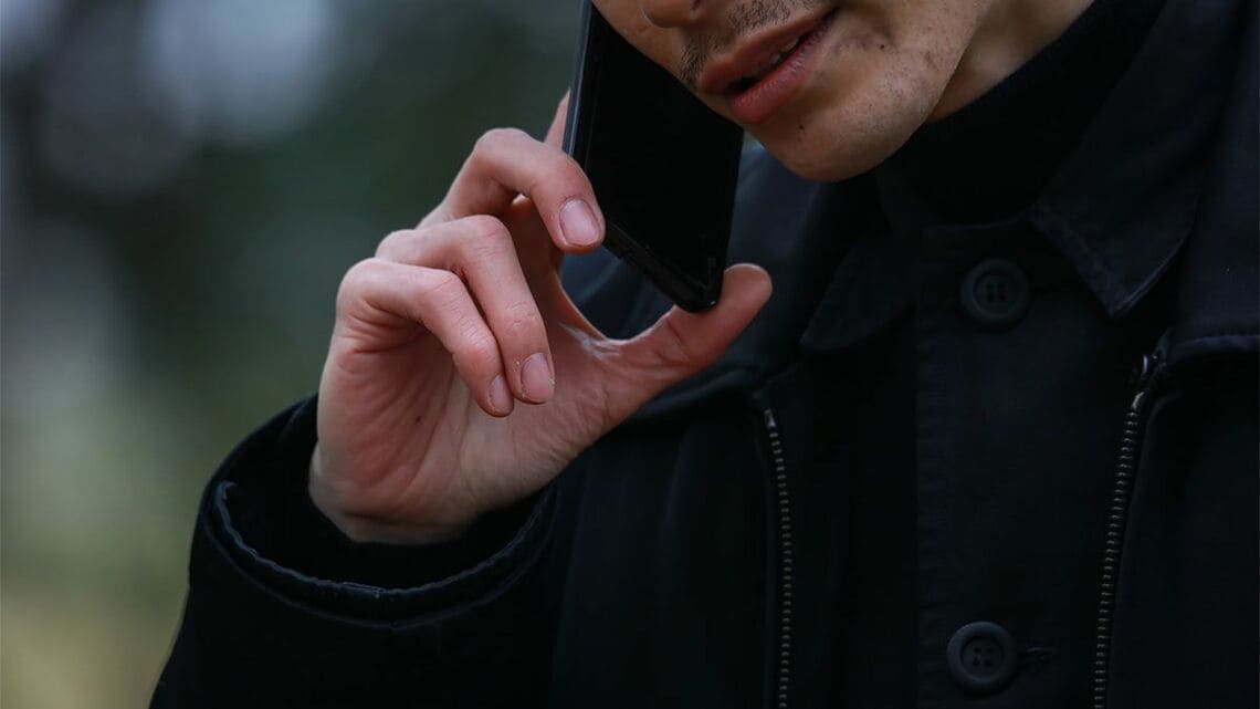 電話をかける男性