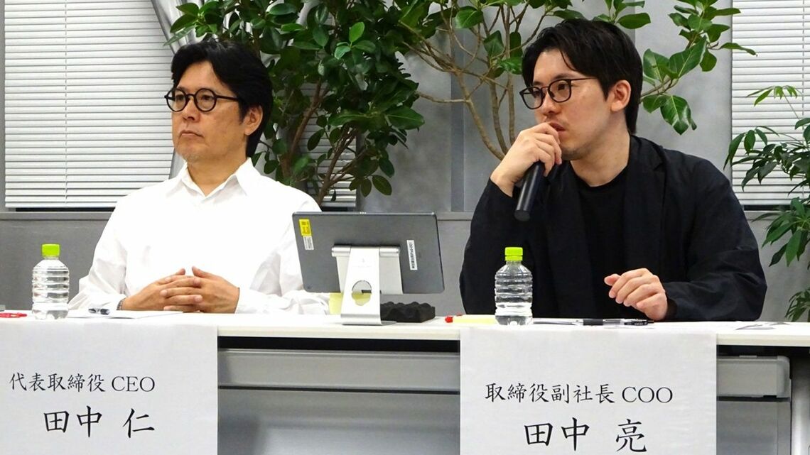 亮COO（右）は1985年生まれの40歳。みずほ銀行を経てジンズHD傘下の企業で雑貨事業などを担当。2023年に事業会社ジンズの社長に就任している（記者撮影）