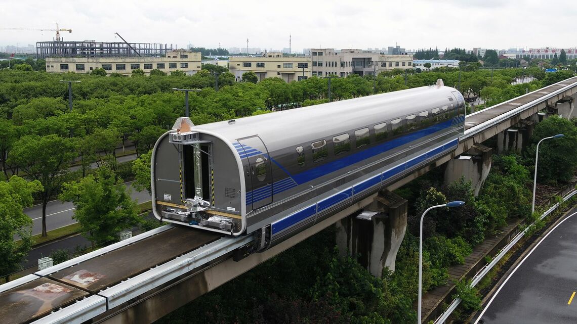 中国で6月、試験走行に成功した高速リニアの試験車両（写真：Imaginechina／時事通信フォト）