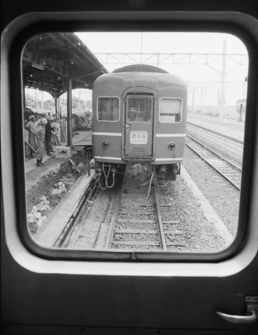 10:13　佐世保線との分岐駅、肥前山口に到着。ここで佐世保行きの9～14号車を切り離す（撮影：南正時）