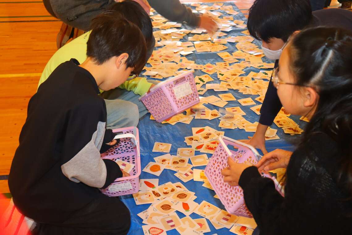 「食材の海」からカードを選ぶ児童たち（写真：プロジェクトA広報事務局提供）