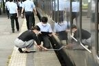 駅ではドアとホームの間の隙間を計測