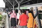 ジョグジャカルタ駅に到着した空港線列車。