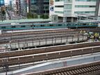 両側に作業員のいる桁（前から4本目の線路）を