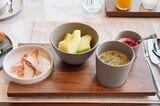 前菜にあたるモーニングリチュアル4品。左から温燻製サーモン、メロン、自家製グラノーラ、ヨーグルト（筆者撮影）