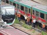 衝突した各駅停車（左）と回送列車（右）を調べる関係者＝2025年10月6日（記者撮影）