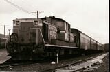 旧型客車の先頭に立つDD51形（撮影：南正時）