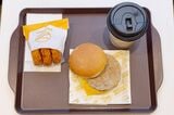 ゼッテリアの朝限定メニュー、ソーセージマフィンセット490円（筆者撮影）