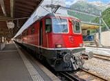 途中駅で停車した際にゴッタルド・パノラマ・エクスプレスを牽引する電気機関車を撮影。グッと突き出た無骨な連結器がなんだか頼もしく見える（写真：筆者撮影）