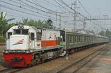 ディーゼル機関車の牽引で回送される横浜線の205系（筆者撮影）