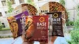 「BASE BREAD こしあん」や即席麺などの新商品で売り上げ拡大を狙うベースフード。だが昨年に発生したカビパン騒動の影響は想定以上に尾を引いている（記者撮影）