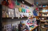 店内には、思わず手にとってしまうカラフルな雑貨が（写真：筆者撮影）