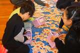「食材の海」からカードを選ぶ児童たち（写真：プロジェクトA広報事務局提供）