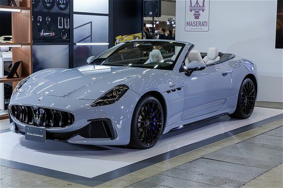 ギブリ スパイダーとともに展示された、現行モデルの「グランカブリオレ」。マセラティの最新オープンカーで、展示されていたグランカブリオレ トロフェオの車両本体価格は3120万円。オプションを含んだ価格は3294万円