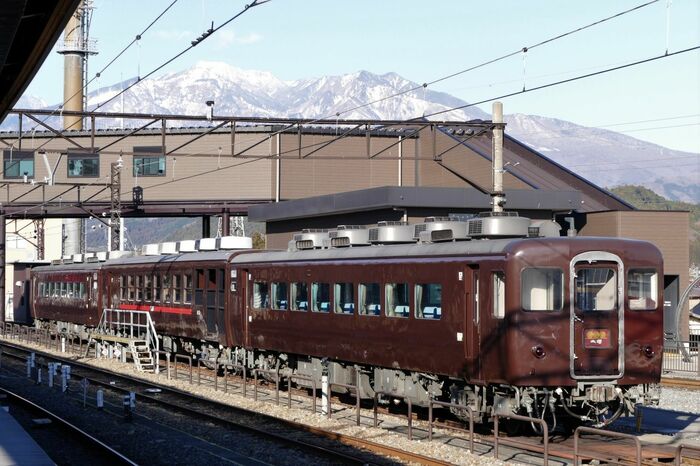 下今市駅に到着するとSL列車用の客車が待機していた