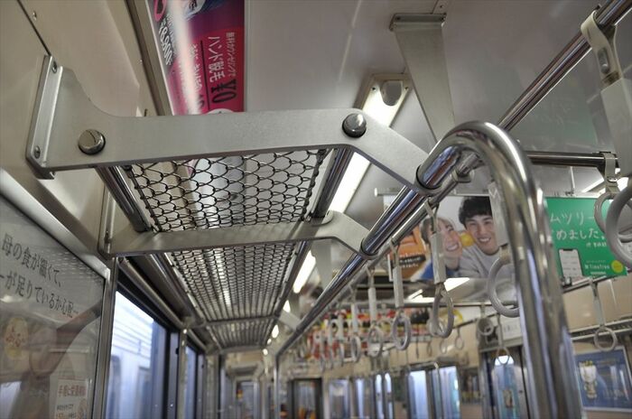 この車両は当初から荷棚が網状だったため