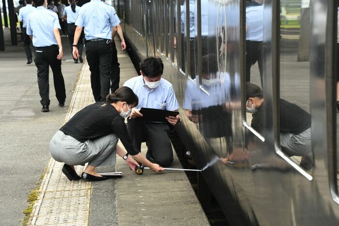 駅ではドアとホームの間の隙間を計測